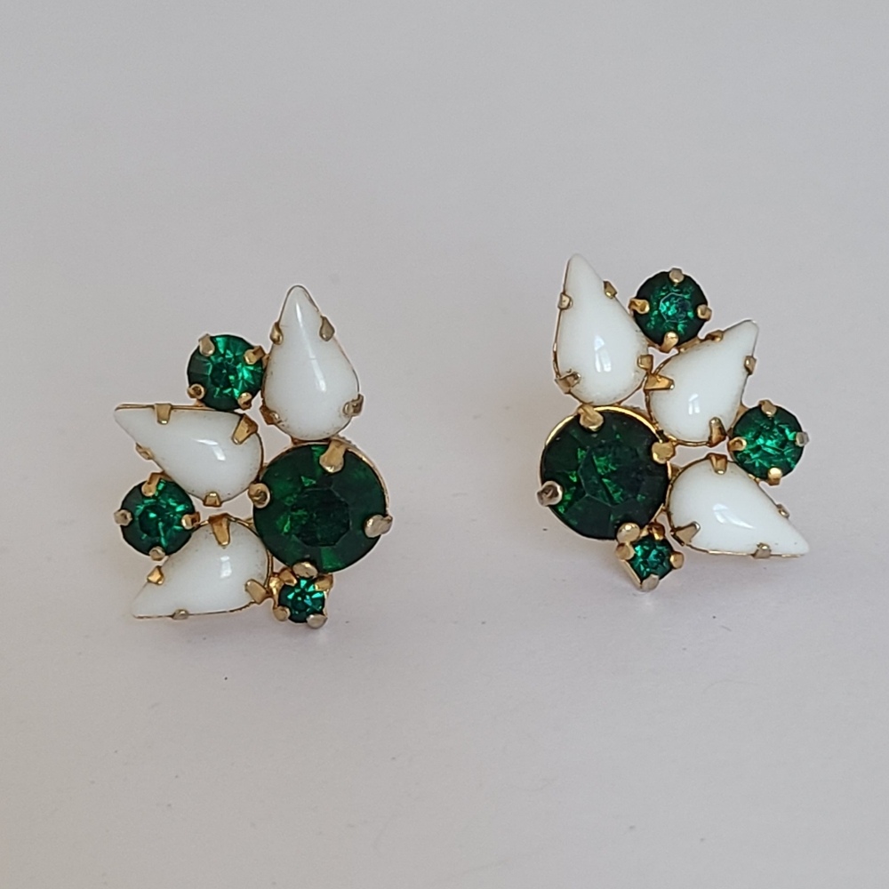 Vintage Mid Century Mod Gold Emerald Green Rhinestone Flower Clip On Earrings - Picture 2 of 8